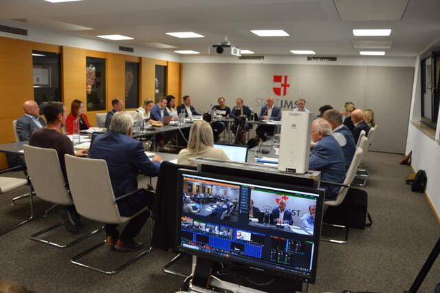 Großer Aufwand: Vier Kameras, über 20 Mikrofone und eine Menge weiterer Technik wurden für die professionelle Live-Übertragung installiert. | Foto: Stadt Imst/Kolp