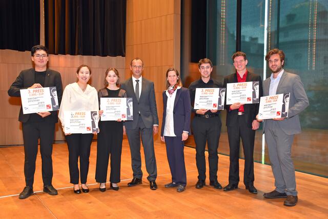 Bei der Preisverleihung des Werner Pirchner Preis 2023 (v.l.): Chan Kim (Querflöte, 3. Platz), Su Kyung Jang (Querflöte, 2. Platz), Theresa Prem (Querflöte, 2. Platz), Landesmusikdirektor Helmut Schmid, Vizerektorin Barbara Strack-Hanisch, Florian Strasser (Posaune, 3. Platz), Norwin Hahn (Posaune, 1.Platz) und Thomas Gahleitner (Posaune, 2. Platz). | Foto: Land Tirol/Brandhuber