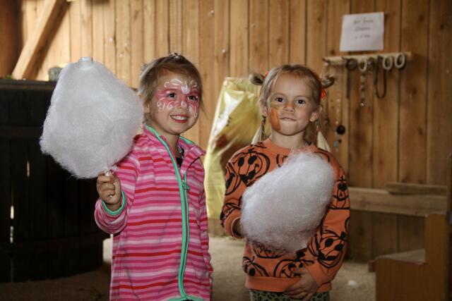 Kassandra und Franziska finden Zuckerwatte ganz toll. | Foto: Friedrich Doppelmair