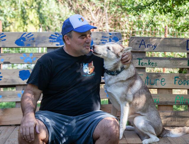 Huskies lassen sich nicht so gerne fotografieren. Mit Lukas Mikulics fiel es den Vierbeinern jedoch ein wenig leichter.  | Foto: Regina Courtier