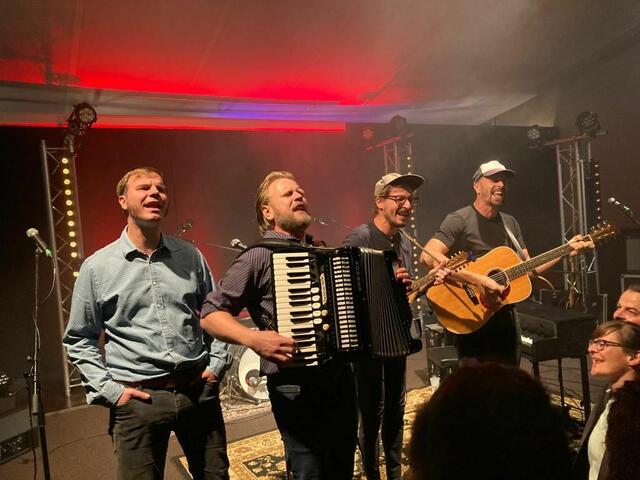 Mit Songs wie "Hände hoch ich kann dich leiden" sorgte die 1997 gegründete IndiPop-Band "Garish" für eine perfekte Stimmung auf der Burg Golling.  | Foto: Franziska Wagner