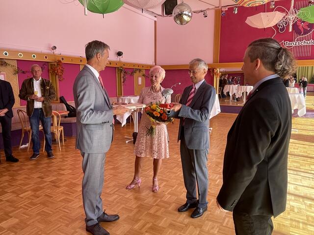 Bürgermeister Fritz Kratzer hatte für alle drei Geschenke mitgebracht. | Foto: Angelika Kern