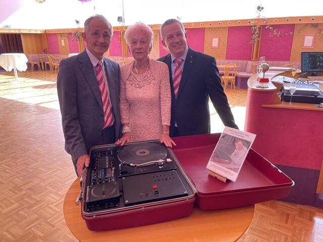 Dieter, Babs und Wolf Kretschmer vor einem sehr alten Plattenspieler. | Foto: Angelika Kern