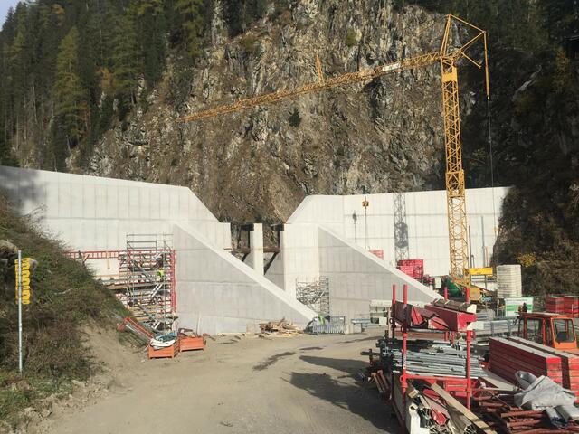 Die 14 Meter hohe Geschiebedosiersperre. | Foto: Gemeinde St. Jakob