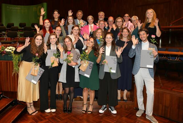 FH-Rektor Walter Draxl und das Lehrenden-Team, Gesundheitsdirektorin Theresa Geley sowie Vertreter:innen des Gehörlosenverbands Tirol freuten sich mit und über die ersten Absolventinnen und Absolventen des FH-Bachelor-Studiengangs Gebärdensprachdolmetschen. | Foto: fh gesundheit/frischauf-bild