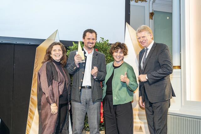 V.l.n.r.: Laudatorin Romana Ull für den Umweltdachverband, Martin F. Karner und Michaela Mayer von der Weitzer Grouzp und Laudator Manfred Geiger - BKS Bank | Foto: Fotofischer
