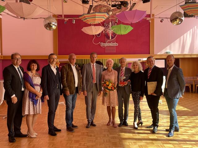 Zahlreiche Gratulantinnen und Gratulanten feiern mit Babs, Dieter und Wolf Kretschmer. | Foto: Angelika Kern