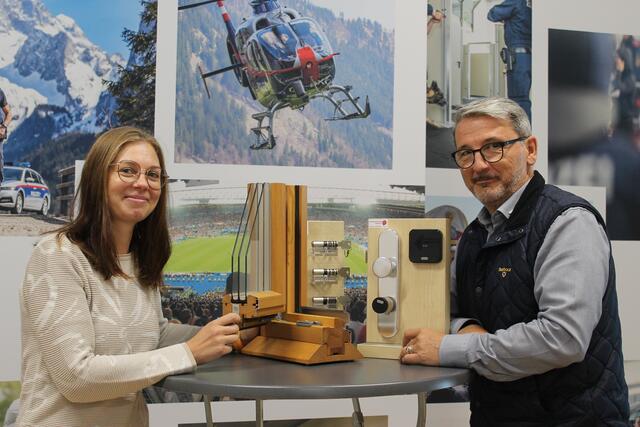 Lisa Grabner und Michael Eichinger zeigen in St. Georgen, wie man sein Haus oder seine Wohnung vor Einbrechern schützen kann. | Foto: Maria Rabl