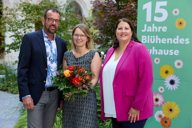 Biogärtner sowie Autor Karl Ploberger und Vizebürgermeisterin Kathrin Gaál (SPÖ, r.) gratulieren Evelyne Luef zu ihrem Preis. | Foto: Ludwig Schedl