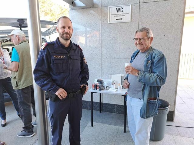 Auf einen Kaffee mit einem Polizisten und in lockerer Atmosphäre plaudern wurde der Bevölkerung letzte Woche ermöglicht.  | Foto: Bezirkspolizeikommando Tulln