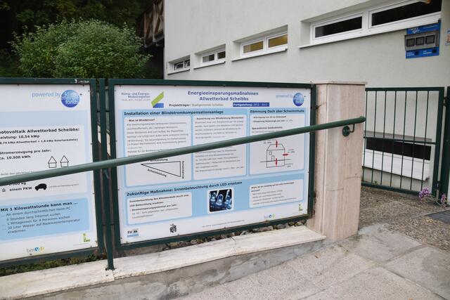 Auf dem Dach des Hallenbads der "Wanne" in Scheibbs wurde eine Photovoltaik-Anlage installiert, um Energiekosten einzusparen. | Foto: Roland Mayr