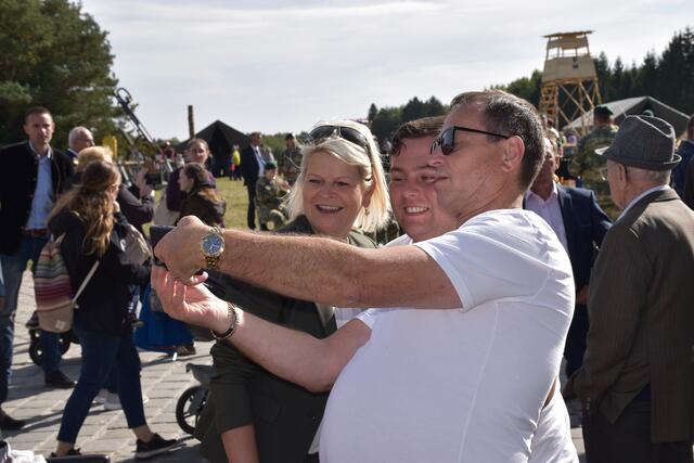Ministerin Tanner nahm sich viel Zeit für die Besucher | Foto: ÖBH, Petra Pollak