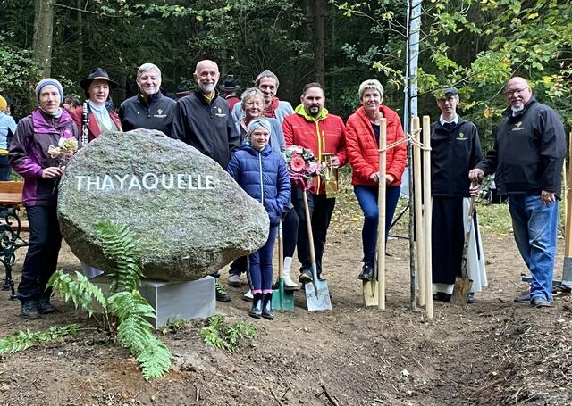 Am Ursprung wurde gemeinsam eine langlebige Eiche gesetzt. Am Bild: Verena Gretz, Kapellmeisterin Sonja Böhm, Vizebürgermeister Günther Prinz,  Bürgermeister Josef Schaden, Brigitte Temper-Samhaber, Mia Meneder, Manuel Koppensteiner,  Thomas Samhaber,  Nationalrätin Martina Diesner-Wais, Pfarrer Bernhard Brem und Verschönerungsvereins-Obmann Rudolf Bauer (v.l.). | Foto: Marktgemeinde Schweiggers