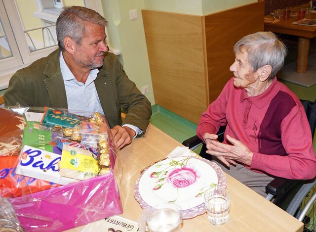 Bürgermeister Gerhard Köfer ließ es sich nicht nehmen, der ältesten Spittalerein Josefa Dürregger persönlich zum 101. Geburtstag zu gratulieren. | Foto: eggspress
