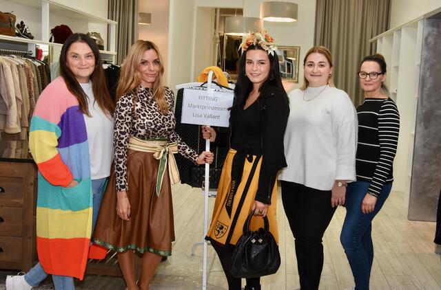 SBK-Shopleiterin Rebeca Mutter, SBK-Geschäftsführerin Elisabeth Niederer, die beiden Mitarbeiterinnen Ebru Dogan und Melanie Primus (v.l.) mit Marktprinzessin Lisa Vallant. | Foto: MeinBezirk.at