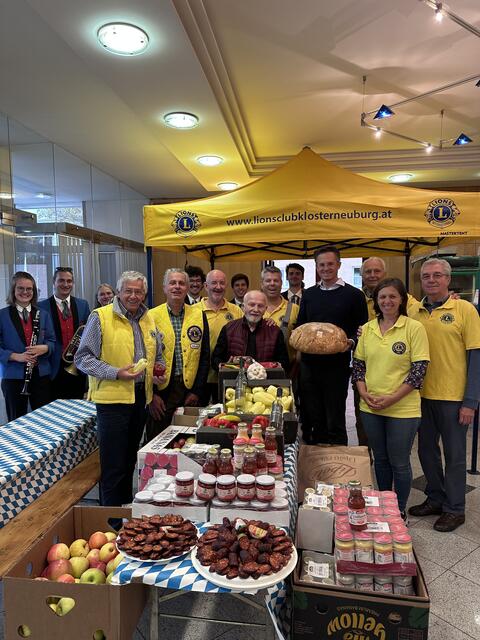 Willi Eigner vom Lions Club Klosterneuburg Babenberg freute sich mit seinen Lionsfreunden und Bürgermeister Stefan Schmuckenschlager über den Besuch von Zsolt Póczonyi vom Partnerclub in Ungarn. | Foto: Lions Club Klosterneuburg Babenberg
