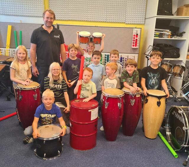 Musikschuldirektor Peter Vasicek mit seinen kleinen Workshop-Teilnehmerinnen und -Teilnehmern. | Foto: Musikschule der Korneuburger Musikfreunde