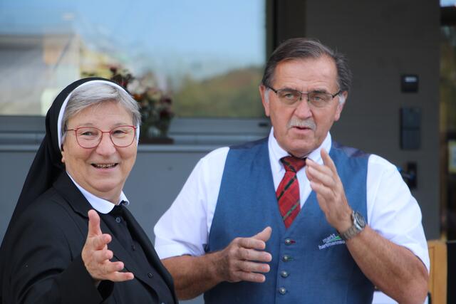 Bürgermeister Otmar Hiebaum und die Schulschwestern zeigten große Freude über das neue Gebäude in Markt Hartmannsdorf. | Foto: RegionalMedien Steiermark/Hofmüller