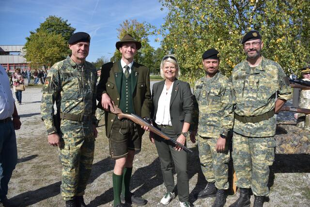 Kommandant TÜPl A Oberst Herbert Gaugusch, Berufsjäger-Lehrling Patrick Rigler, Bundesministerin Mag. Klaudia Tanner, Kommandant AAB4 Oberst Georg Schiller, Forstwirt TÜPl A Oberst Andreas Berger (v.l.) | Foto: ÖBH, Petra Pollak