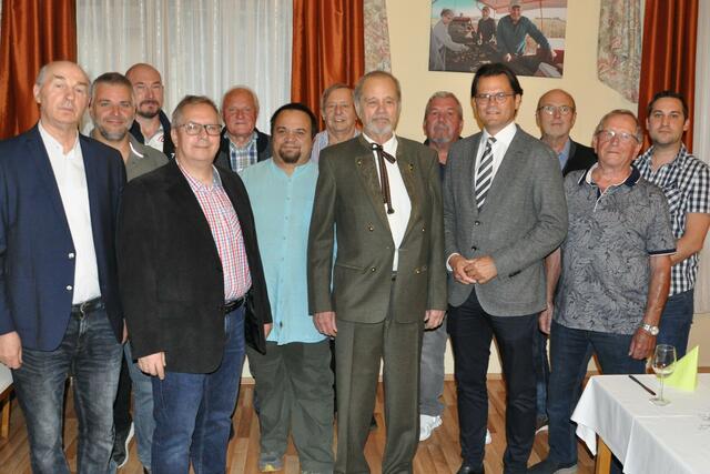 v.l.n.r. Jan Dudka (1.v.l.), Josef Nußbaumer (4.v.l.), Harald Schneiber (6.v.r.), Bürgermeister Bernhard Heinl (4.v.r.), GR Michael Vogler (3.v.r.) | Foto: Marktgemeinde Michelhausen