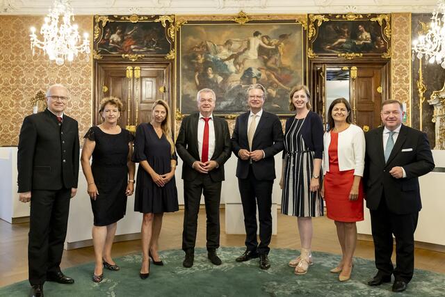 So sah die steirische Landesregierung vor dem Umbau aus: Johann Seitinger, Ursula Lackner, Juliane Bogner-Strauß, Anton Lang, Landeshauptmann Christopher Drexler, Barbara Eibinger-Miedl, Doris Kampus und Werner Amon (v.l.) | Foto: Land Steiermark/Kanizaj