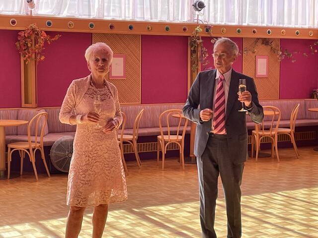 Ein gutes Tanzuschul-Team seit 40 Jahren: Babs und Dieter Kretmscher. | Foto: Angelika Kern