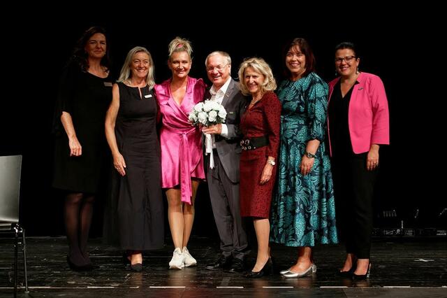 Governor Heike Schmidt, Edith Kohlmeier, Angelika Niedetzky, Josef Ober, Margreth Kortschak-Huber, Agnes Totter und Sonja Skalnik (v.l.) beim Kabarettabend im Zentrum Feldbach. | Foto: Charlotte Katscher