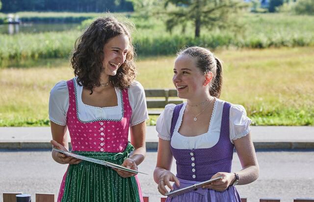 Stefanie Lederer und Elisa Woertz freuten sich sehr über die Auszeichnung.  | Foto: HLW Elisabethinum