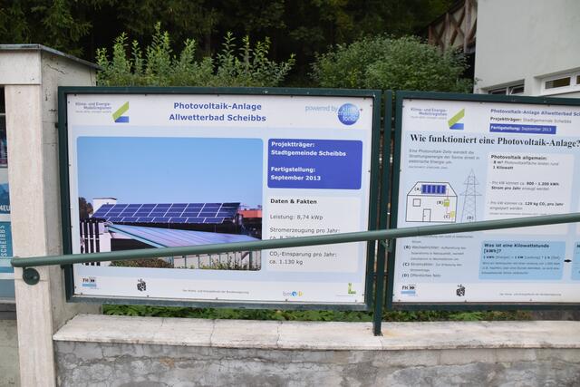 Auf dem Dach des Hallenbads der "Wanne" in Scheibbs wurde eine Photovoltaik-Anlage installiert, um Energiekosten einzusparen. | Foto: Roland Mayr