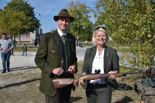 Übergabe des Jagdpaketes (neue Ausrüstung für Jäger) an Berufsjäger-Lehrling Patrick Rigler durch  Bundesministerin Tanner | Foto: ÖBH, Petra Pollak