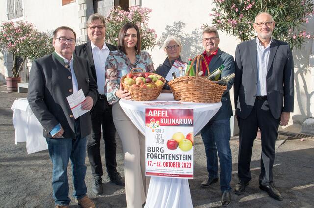 Ökonomierat Manfred Lendl (Obmann Verein Wieseninitiative), Bürgermeister Alexander Knaak, Landeshauptfrau-Stellvertreterin Astrid Eisenkopf, Brigitte Gerger (Geschäftsführerin Verein Wieseninitiative), Johann Striemitzer (Verein Wieseninitiative), Herbert Zechmeister (Kastellan Burg Forchtenstein) | Foto: Landesmedienservice Burgenland
