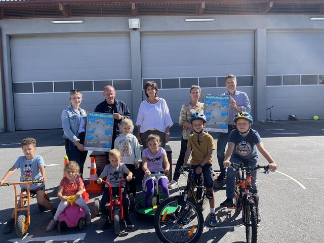 Freude bei allen Generationen: Der Radparcours direkt beim Altstoffsammelzentrum wurde von den Gemeindevertreterinnen und -vertreten eröffnet und auch gleich eingefahren. | Foto: RegionalMedien Steiermark