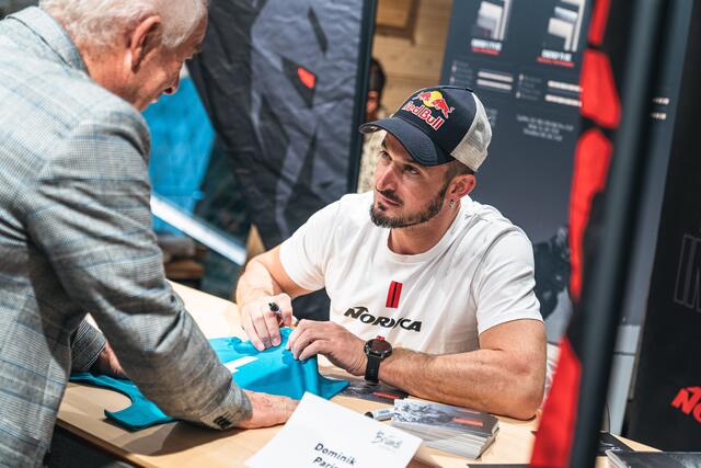 Fans konnten Autogramme von Dominik Paris ergattern. | Foto: Johannes Radlwimmer