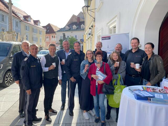 Bürgermeister Hannes Primus, LAbg. Harald Trettenbrein, Stadtrat Josef Steinkellner und Gemeinderätin Johanna Cesar mit der Polizei-Crew (Erich Darmann, Andreas Tatschl, Mario Jovan und Gemeinsam-Sicher Bezirkskoordinator Hermann Sorger) und Passanten. | Foto: Privat
