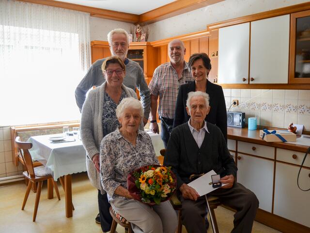 Bürgermeisterin Josefa Geiger, Leopold Haidinger jun.,
Margareta Haidinger, Gemeinderat Martin Knirsch, Leopold Haidinger, Mag. Theresia Stimmer | Foto: Marktgemeinde Sieghartskirchen