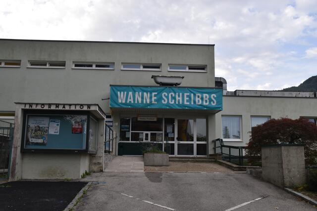 Auf dem Dach des Hallenbads der "Wanne" in Scheibbs wurde eine Photovoltaik-Anlage installiert, um Energiekosten einzusparen. | Foto: Roland Mayr