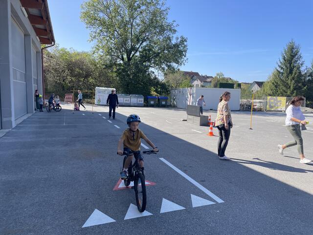 Früh übt sich, wer unfallfrei unterwegs sein möchte: Der neue Radparcours in St. Oswald liefert ideale Trainingsbedingungen. | Foto: RegionalMedien Steiermark
