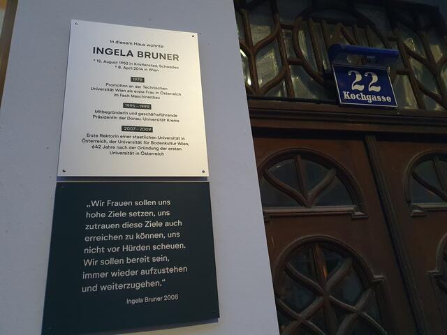 Die neue Gedenktafel in der Josefstadt hebt das Leben Ingela Bruners hervor. | Foto: Stefanie Freynschlag