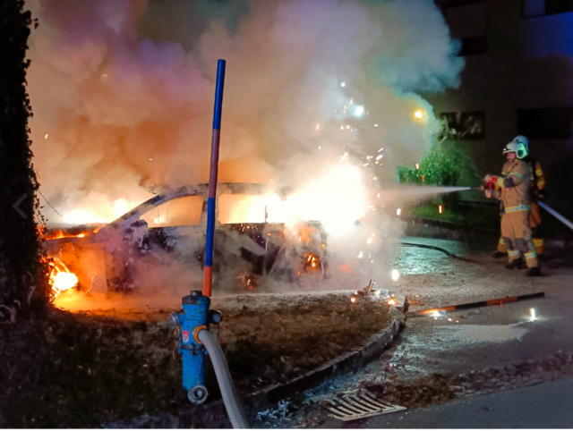 Vor dem Eintreffen der Feuerwehr versuchte ein 53-jähriger Deutscher verzweifelt mit mehreren Feuerlöschern dem Inferno her zu werden. | Foto: FF Eugendorf