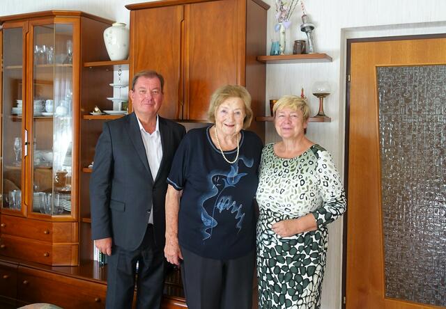 Frau Ingeborg Kaufmann  gratulierten zum 89. Geburtstag GRin Gabriela Janschka und Bgm. Herbert Janschka. | Foto: Marktgemeinde Wiener Neudorf