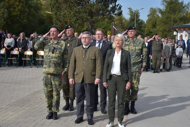 vor dem Abschreiten der Front: vom Militärkommando NÖ Oberst Herbert Lesiak, Brigadier Andreas Bayer, Landesrat Ludwig Schleritzko, Bezirkshauptmann Markus Peham, Bundesministerin Klaudia Tanner und Kommandant TÜPl A Oberst Herbert Gaugusch (v.l.) | Foto: ÖBH, Petra Pollak