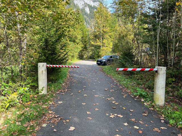 Die Fahrt endete für die Familie und den Schlepper an einem versperrten Schranken in Waidring. | Foto: ZOOM.TIROL