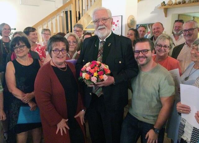 Jubilar Peter Herbist mit Susanne Biack, Obfrau des Tullner Gesangvereins La Musica, Chorleiter Mag. Marc Spörri und vielen Gratulanten. | Foto: zVg