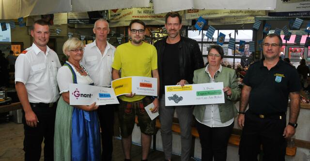Personen am Foto der Verlosung (v.l.n.r): Kommandant-Stellvertreter Dominik Brandsteidl, Grete Kinzl (Gewinnerin 2. Preis), Kommandant Georg Patrias, Roman Heinrich (Gewinner 1. Preis), Peter Klingenberger (Firma Klingenberger Gesmbh), Karin Brandsteidl (Gewinnerin 3. Preis), Verwalter Gerhard Bukovsky. | Foto: FF Sieghartskirchen, Brandstätter A.