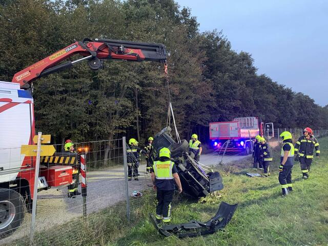 Verkehrsunfall auf der S4: Das Auto überschlug sich und kam am Dach zu liegen. | Foto: Feuerwehr Mattersburg
