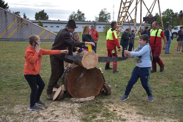 Die Kinder konnten auch eine Säge selbst ausprobieren | Foto: ÖBH, Petra Pollak