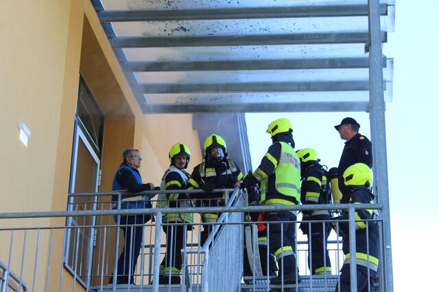 Die verschiedenen Rettungsmöglichkeiten durch Drehleiter, Crashrettung durch den Atemschutz sowie das Retten von Personen über Leiter mittels Korbtrage wurde geübt. | Foto: OBI Pürcher Daniel