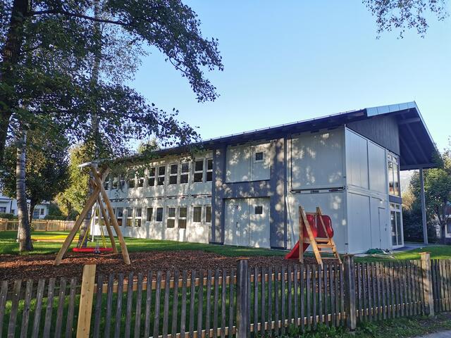 Der "Container-Kindergarten" sorgte für Aufregung, nun erklärt Philipp Radlegger von Bergland, dass es keine Dauerlösung ist. | Foto: Bergland