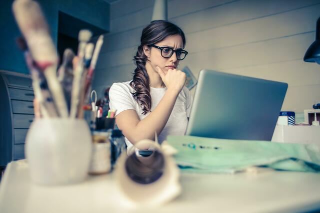 Verschiedene Betriebssysteme ihrer Laptops sorgen bei Wiener Lehrerinnen und Lehrern für fragende Gesichter. | Foto: Andrea Piacquadio