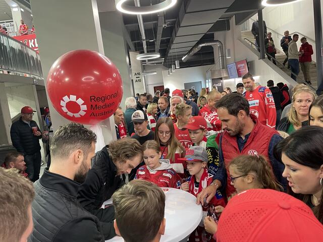 Der Ansturm der Fans war enorm und die Autogramme von Raphael Herburger und Daniel Obersteiner waren sehr begehrt. | Foto: RegionalMedien Kärnten